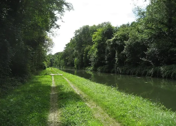 Peaceful Nearby Paris דירה *
